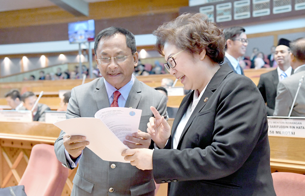 DUA Timbalan Ketua Menteri iaitu Datuk Dr Jaujan Sambakung bersama Christina Lew (kiri) membincangkan sesuatu sebelum Mesyuarat Kedua Penggal Pertama Dewan Undangan Negeri (DUN) Sabah bermula di Bangunan Dewan Undangan Negeri Sabah hari ini.-Bernama.