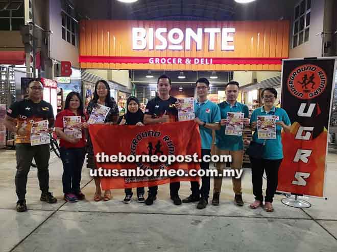  Afzandy (empat kanan) bersama wakil SKF dan SAA serta ahli-ahli UGRS ketika mempromosikan Larian Amal Kami Anak Malaysia 2018.