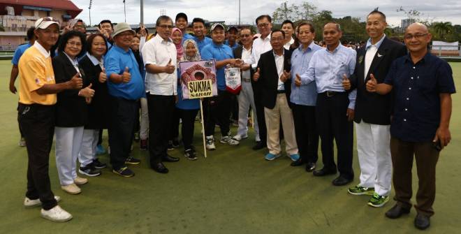 FRANKIE (depan enam dari kanan) bersama skuad boling padang Sukma Sabah yang mengambil bahagian pada Kejohanan Boling Padang Antarabangsa Kinabalu Borneo Cup Open Triples 2018 di gelanggang boling padang Kompleks Sukan Kota Kinabalu. 