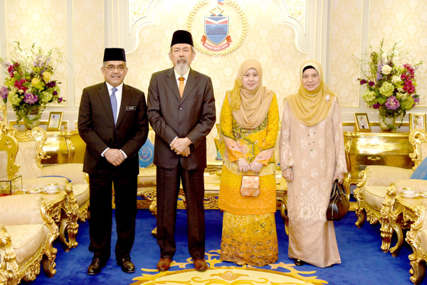 JUHAR Norlidah merakamkan gambar kenangan bersama-sama Sukarti (kiri) dan Hairani (kanan) sejurus kunjungan hormat di Istana Negeri.