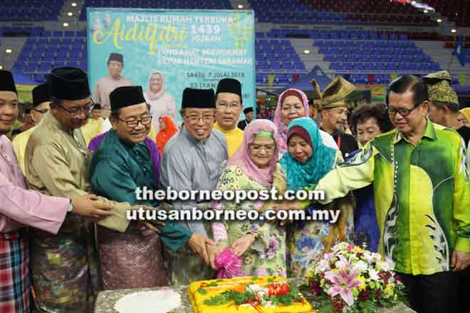  Abang Johari (tiga kiri) bersama Juma’ani (empat kanan) serta tetamu kenamaan lain memotong pulut kuning sebagai simbolik Majlis Rumah Terbuka Aidilfitri Bersama Ketua Menteri di Stadium Tertutup Miri semalam. 