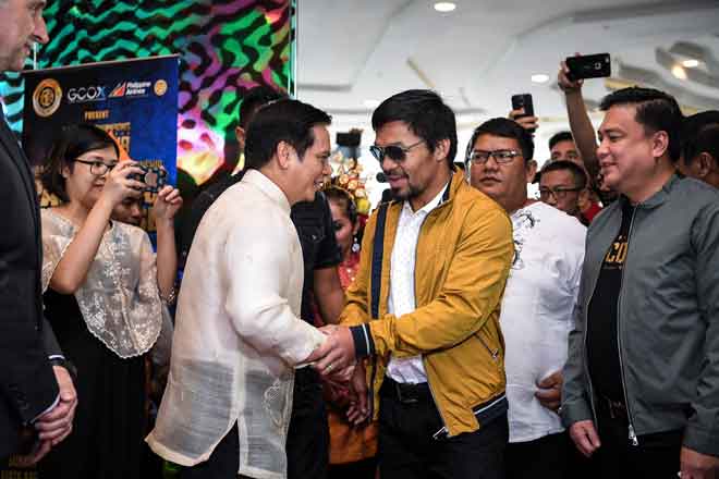  Pacquiao (kanan) disambut Duta Filipina di Malaysia Charles C Jose ketika tiba di salah sebuah hotel terkemuka Kuala Lumpur semalam. — Gambar Bernama