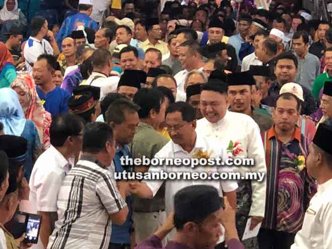  Jaujan bersalaman dengan orang ramai setibanya beliau untuk merasmikan Majlis Kesyukuran Rumah Terbuka Aidilfitri Bersama Masyarakat Kudat anjuran Parti Warisan Kudat. Turut sama Pembantu Menteri Perdagangan dan Perindustrian Ben Chong  dan Pembantu Menteri Pendidikan dan Inovasi Mohammad Mohamarin.