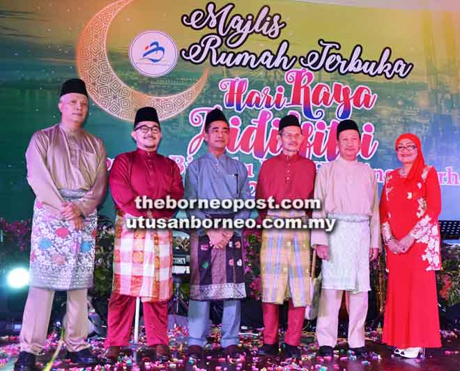  Azharan (kiri), Maslihah (kanan) serta pengurus-pengurus kanan syarikat kumpulan BPHB merakam gambar kenangan semasa perasmian majlis rumah terbuka Aidilfitri BPHB.