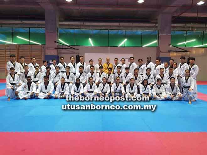  Peserta kursus ‘poomsae’ bergambar beramai-ramai semasa di Kuala Lumpur.