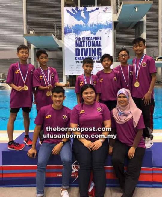  (Dari kanan) Rosatimah, Stella dan Carlysle bergambar kenangan bersama enam penerjun Sarawak.