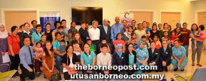  Ibu bapa dan pesakit merakam kenangan bersama Yeoh, Dr Kim, Dr Joseph (berdiri, tengah), pakar-pakar bedah, jururawat kanan, para penyumbang serta kakitangan Hospital Columbia Asia.