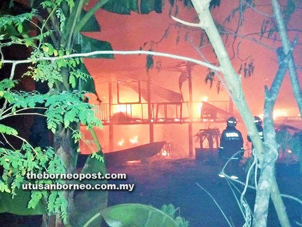 BOMBA bertungkus-lumus memadamkan kebakaran rumah di Sg Lada.