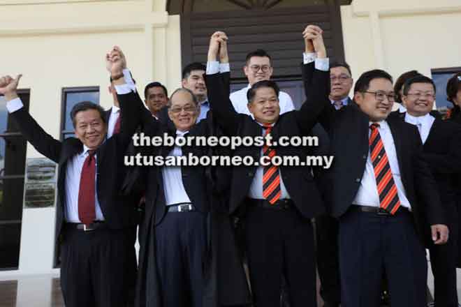  Reaksi Dr Ting( tiga kiri) bersama pemimpin DAP lain termasuk Pengerusi DAP Sarawak Chong Chieng Jen di pekarangan mahkamah, semalam.