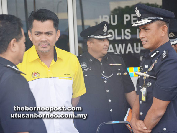 AZIS dan Ketua Polis Daerah Tawau ACP Fadil Marsus mendengar maklumat yang disampaikan oleh Timbalan Pesuruhjaya Polis Sabah Datuk Omar Mammah.
