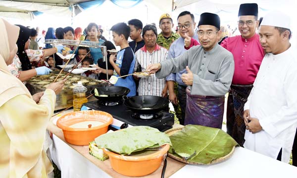 AZHAR menunjukkan kebolehan membuat penjaram.