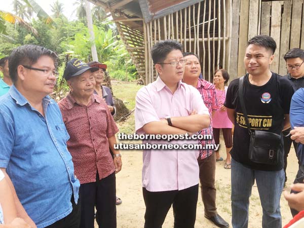 EWON (tengah) mendengar aduan penduduk kampung mengenai masalah jalan raya dan bekalan elektrik di Kg.Kobon Pitas.