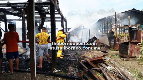 ANGGOTA bomba dan Pasukan Bomba Sukarela semasa melakukan operasi pemadaman api.