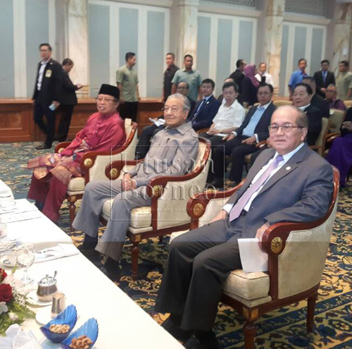 Dr Mahathir (tengah) menghadiri taklimat pembangunan negeri di Wisma Bapa Malaysia hari ini. Turut kelihatan Abang Johari (kiri) dan Timbalan Ketua Menteri Datuk Amar Douglas Uggah Embas (kanan).