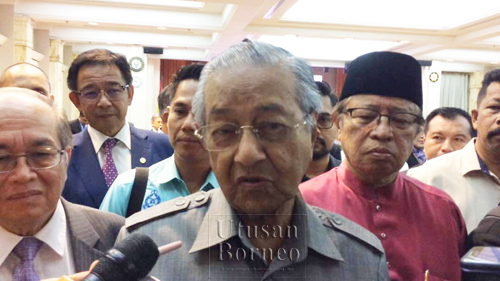 Tun Dr Mahathir bercakap kepada pemberita ketika ditemui selepas taklimat pembangunan negeri di Wisma Bapa Malaysia hari ini.