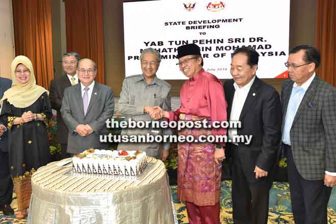 Dr Mahathir (empat kanan) berjabat tangan dengan Abang Johari sebagai tanda terima kasih atas sambutan ringkas ulang tahun kelahiran beliau selepas taklimat di Wisma Bapa Malaysia semalam. — Gambar Tan Song Wei 