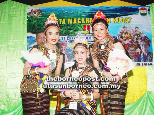 FENNY Joseph (tengah) bersama Velleryn Vivienne Hikson (kiri) dan Zifani Asung (kanan).