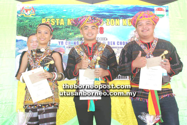 MONURIZAK, Raymond Ajak (tengah) bersama Golda Lucas (kanan) dan Flonica Asangki.