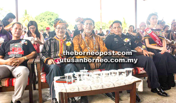 CHAPLI (duduk, tengah) bersama pemimpin masyarakat setempat pada majlis berkenaan.