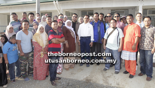 JAUJAN (lima kanan) bersama sebahagian pembeli ketika ditemui di tapak projek berkenaan.