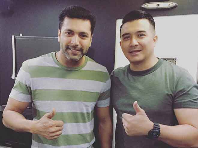  Aaron Aziz dan Jayam Ravi (kiri) semasa satu acara promosi filem ‘Tik Tik Tik’.