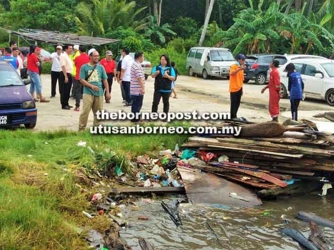  Timbunan sampah-sarap terdampar di tebing Kampung Bebuloh Laut.