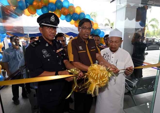  Baharom Embi (tengah) memotong reben sebagai menandakan perasmian premis Ar Rahnu Tekun Nasional Cawangan Johor Bahru di Jalan Padi 1, Bandar Baru Uda, semalam. — Gambar Bernama