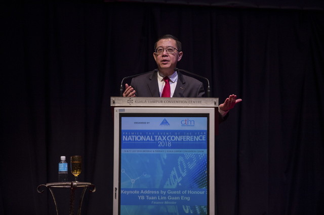 Guan Eng menyampaikan ucapan pada Persidangan Cukai Negara di Pusat Konvensyen Kuala Lumpur hari ini. - Foto Bernama