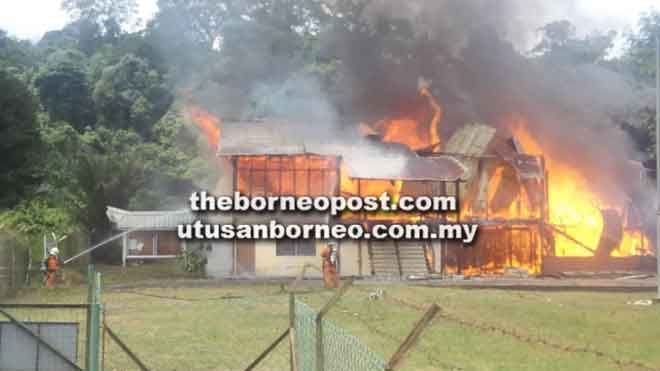  Anggota bomba bertungkus-lumus memadam kebakaran bangunan Pejabat Daerah Trusan semalam.