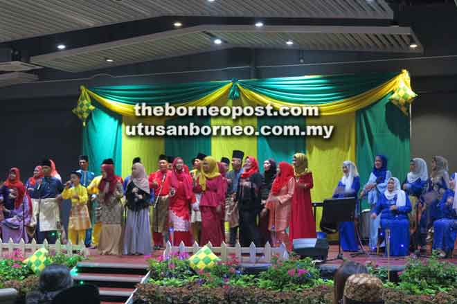  KPPRS mendendangkan beberapa buah lagu raya untuk memeriahkan lagi suasana Majlis Ramah-Tamah Aidilfitri e-DOK.