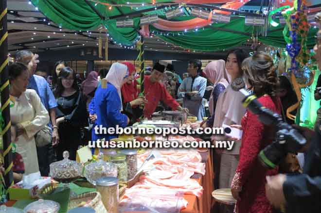  Orang ramai yang hadir pada Majlis Majlis Ramah-Tamah Aidilfitri e-DOK tidak mahu melepaskan peluang merasai makanan tradisi Melanau disediakan oleh salah satu gerai pameran.