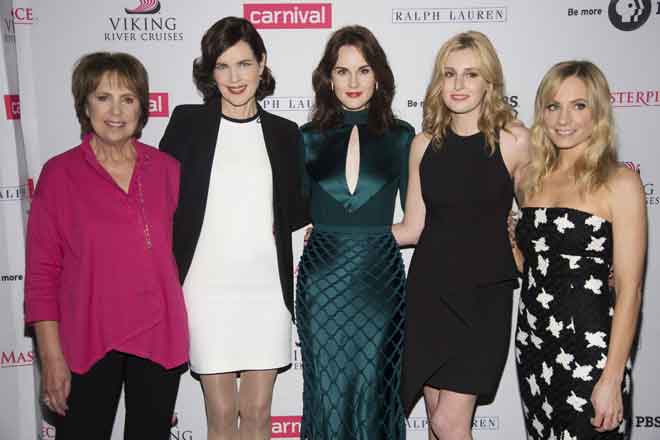  (Dari kiri) Penelope Wilton, Elizabeth McGovern, Michelle Dockery, Laura Carmichael dan Joanne Froggatt semasa satu sesi bergambar di Beverly Hills, California pada 21 Ogos 2015.  — Gambar Reuters