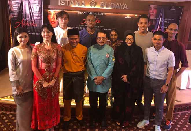  Teater arahan Ashraf Zainal ini menampilkan barisan pelakon terkenal tanah air seperti Erma Fatima, Izzue Islam, Nina Nadira, Angelina Tan, Nave VJ dan Lim sendiri.