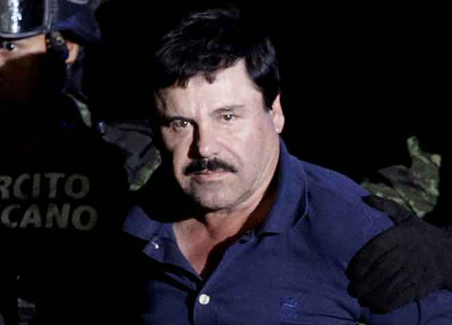  Gambar fail 8 Januari, 2016 menunjukkan Guzman dieskot anggota tentera di Kota Mexico, Mexico. — Gambar Reuters
