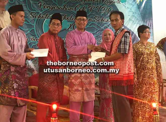  Julaihi menyampaikan cek geran untuk PIBG Sekolah Zon Sebangan 2018 di Dewan Masyarakat Kampung Sampat Sebangan, Sebuyau.