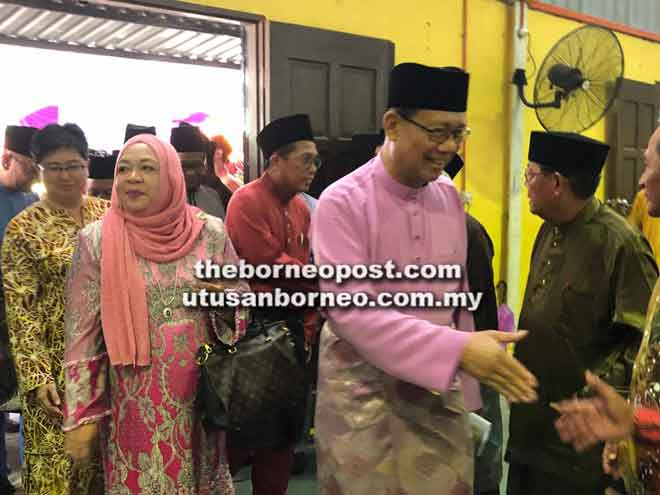  Julaihi dan Saadiah disambut mesra oleh penduduk kampung sebaik tiba untuk majlis sambutan Gawai-Raya dan Penyerahan Cek Geran PIBG Sekolah Zon Sebangan 2018 di Dewan Masyarakat Kampung Sampat Sebangan, Sebuyau.