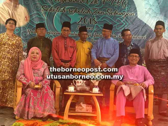  Julaihi ditemani Saadiah merakamkan gambar bersama tetamu kehormat lain pada majlis sambutan Gawai-Raya dan Penyerahan Cek Geran PIBG Sekolah Zon Sebangan 2018 di Dewan Masyarakat Kampung Sampat Sebangan, Sebuyau.