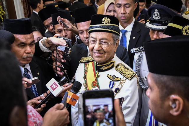 Dr Mahathir pada sidang media selepas Istiadat Pembukaan Penggal Pertama Majlis Parlimen ke-14 di Bangunan Parlimen hari ini. 