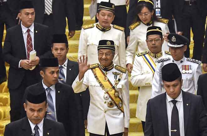  Dr Mahathir Mohamad keluar dari Dewan Rakyat selepas Istiadat Pembukaan Penggal Pertama Majlis Parlimen Ke-14 di Bangunan Parlimen, semalam. — Gambar Bernama