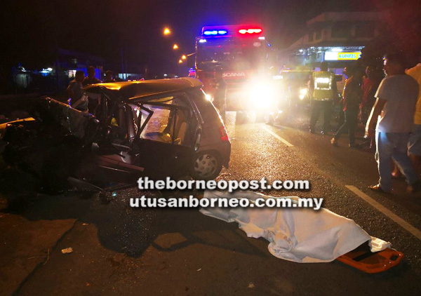 PASUKAN bomba berhasil mengeluarkan pemandu dari dalam keretanya.