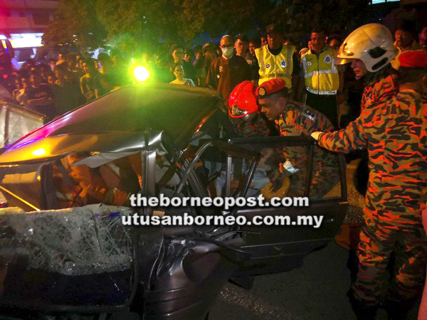 SEORANG kerani maut di lokasi kejadian selepas terbabit dalam kemalangan di Jalan Pantai, Simpang Lorong Huat Dat, dekat Batu 2 Jalan Apas Tawau.
