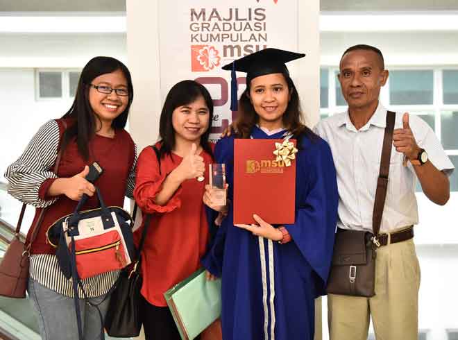  Penerima Anugerah Akademik Natalie Ose Simon (Diploma Teknologi Makmal Perubatan) bergambar bersama keluarga beliau.