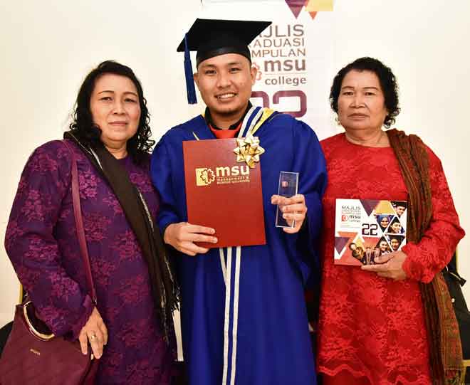  Penerima Anugerah Industri Rovate Linggie Kalong (Westar Aviation Services Sdn Bhd) bergambar bersama keluarga beliau.