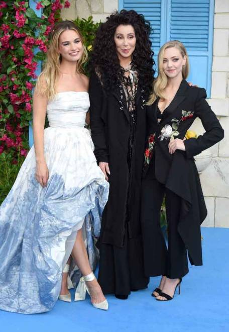  (Dari kiri) Lily James, Cher dan Amanda Seyfried tiba untuk tayangan perdana dunia filem ‘Mamma Mia! Here We Go Again’ di London, Isnin lepas.  — Gambar AFP