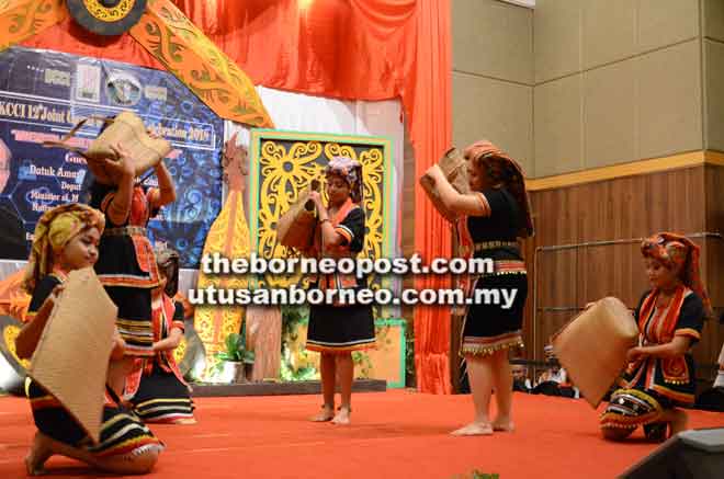  Gadis-gadis etnik Bidayuh mempersembahkan tarian menuai padi.