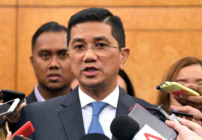  Azmin ketika sidang media pada Persidangan Dewan Rakyat di Parlimen, Kuala Lumpur, semalam. — Gambar Bernama