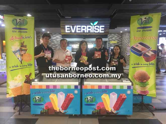  (Dari kiri) Eksekutif Coramax Mall A&P Gary Chan, Pengurus Coramax Mall Morgan Chai, Pengurus Cawangan Everrise Vivacity Jessie Hee, Pengurus Jualan Vill Ice Cream Colin Phang dan Eksekutif Everrise Vivacity Tan Lee Fang menunjukkan promosi aktiviti kepada orang ramai.