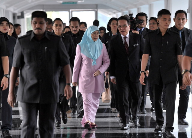 Dr Wan Azizah hadir bagi Persidangan Dewan Rakyat di Parlimen hari ini. - Foto Bernama