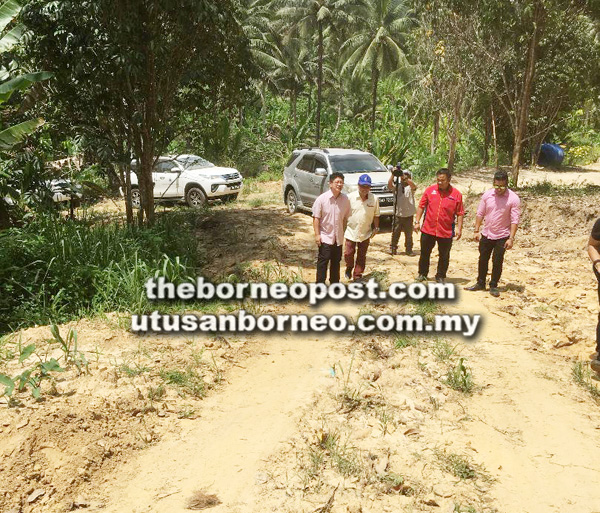 EWON bersama Bolkiah dan pegawai KPLB meninjau jalan kampung itu yang dibina sendiri penduduk kampung dengan bergotong royong.