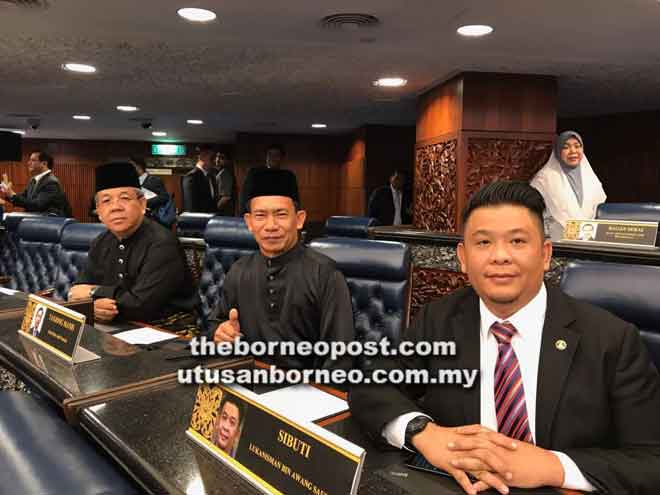  MP Sibuti, Lukanisman Awang Sauni begulai enggau dua MP ke bukai agi ngenanka diri ba pengawa nyiri speaker Dewan Rayat ke baru.